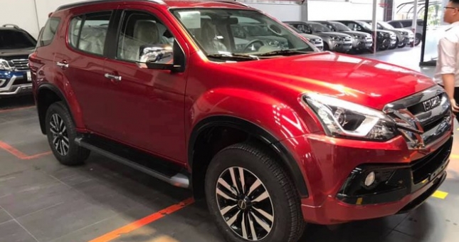 Isuzu MU-X giá đã rẻ nhất phân khúc còn giảm SỐC, đe dọa Fortuner